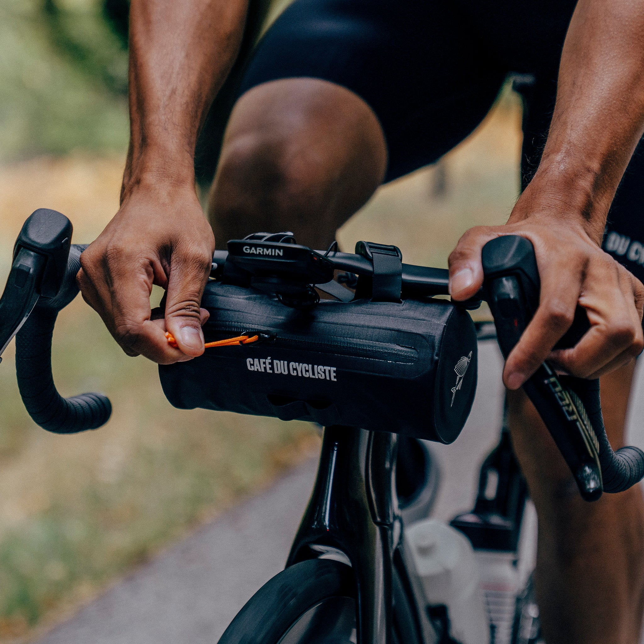 Café du Cycliste ハンドルバーバッグ 車体装着バッグ 青 Café du Cyclisteハンドルバーバッグレビュー：タフに使える可愛いやつ