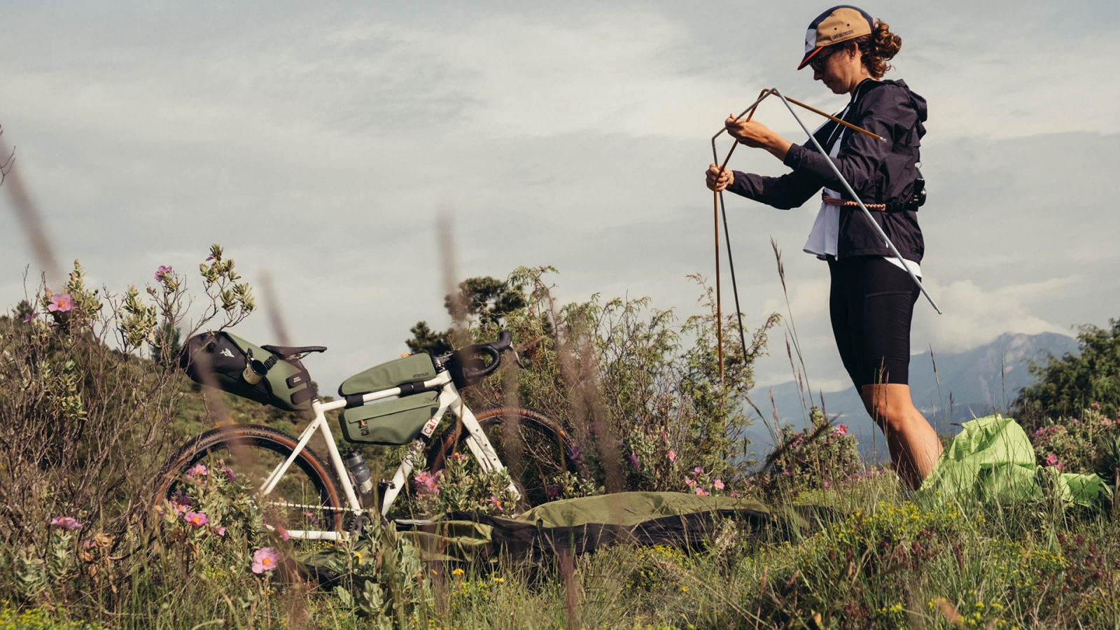 Bikepacking-Ausrüstung: Taschen, Fahrradbekleidung, Zubehör für Radtouren