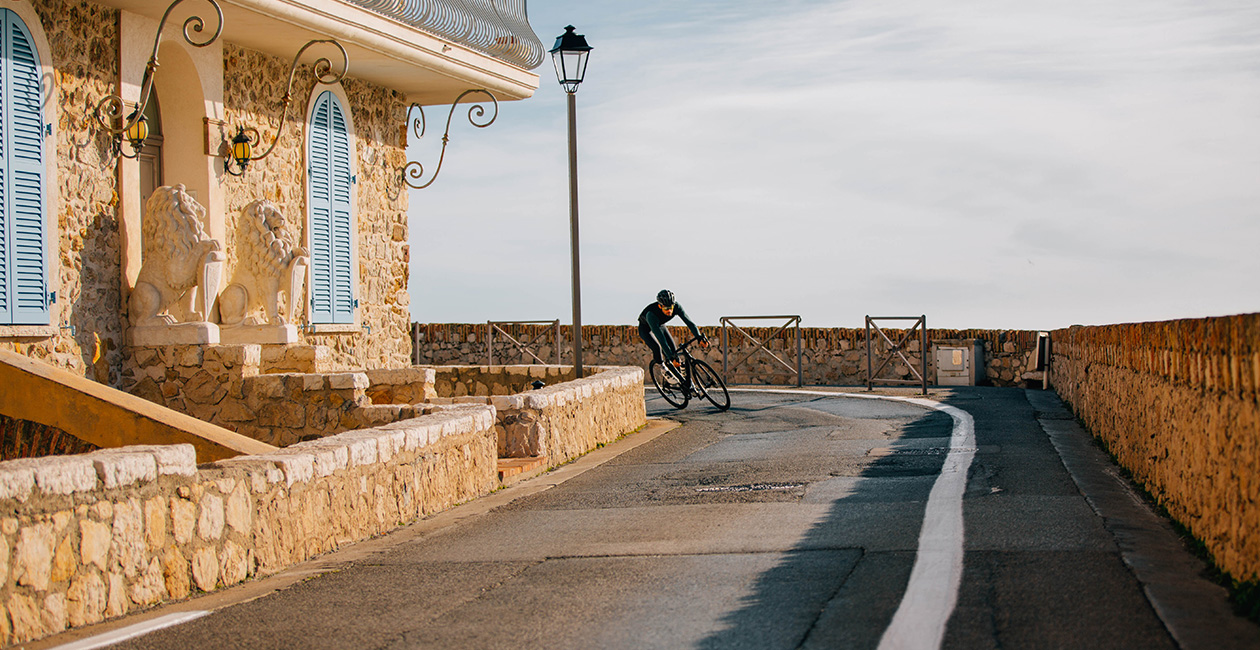 Neue Leihfahrräder landen im Hafen von Nizza an